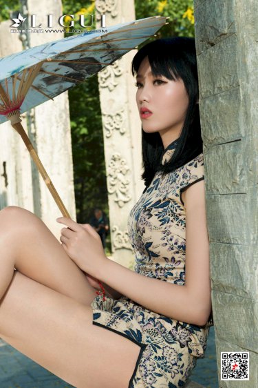 年轻夫妻把小孩哄睡后开监控